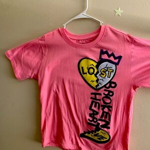 Broken heart pink t-shirt, size L in men’s with a plan back